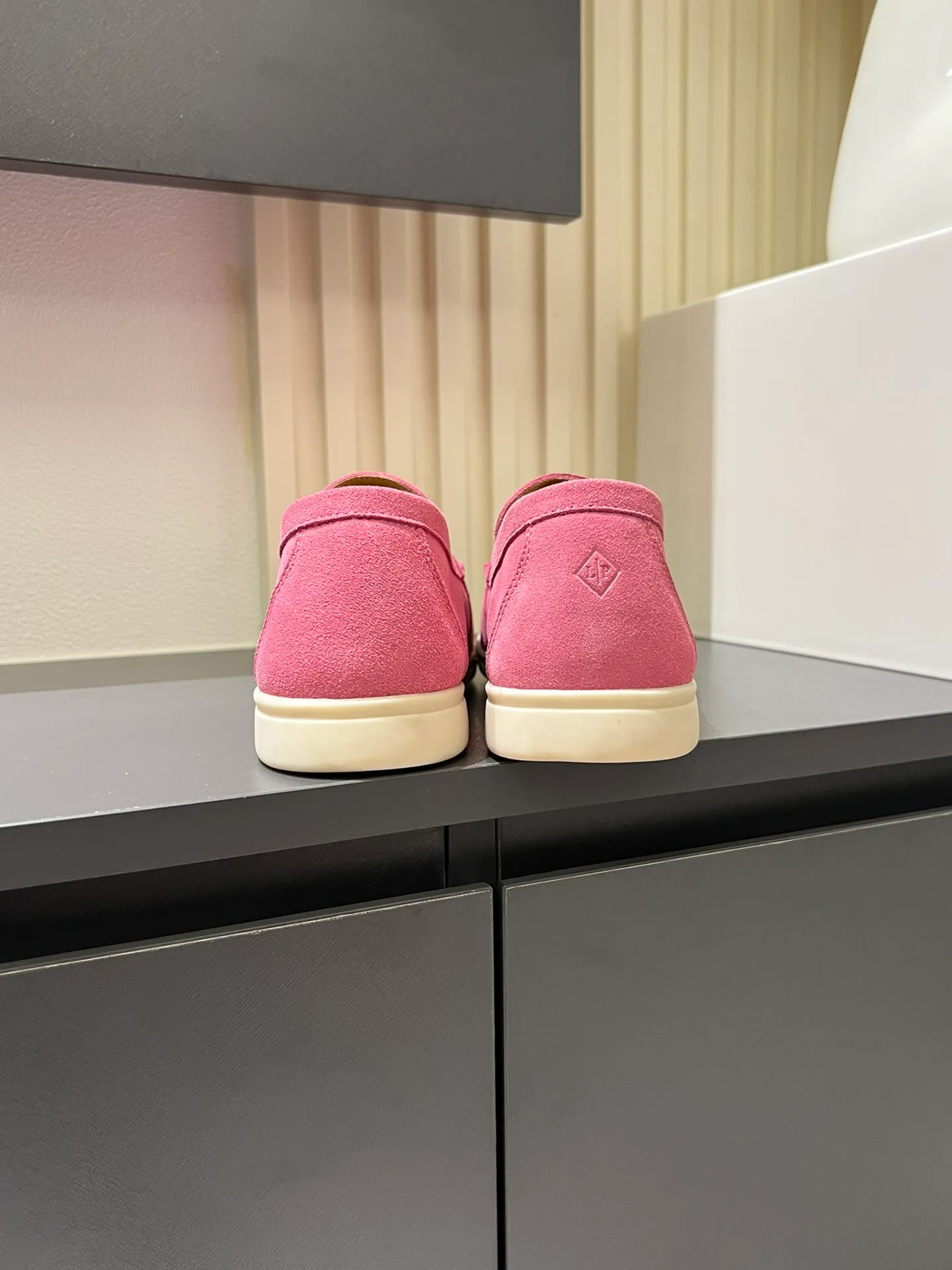 Men's shoes 💰p360 "Loro men's shoes 💰pian'*" Classic L men's shoes for couples 💰p Top version British flat loafers, a must-have item in old money style, the minimalist design is eye-catching and durable, a plus point for dressing The soft foot feel and texture are outstanding. They don’t scratch your feet and are very nice. They are matched with soft and waxy soles. They can be worn daily for a long time without getting tired. They are easy to wear, versatile and classic items, with perfect foot feel and texture! Imported cashmere fabric, the lining is made of imported A-grade water-dyed cow lining, the top version of the genuine leather midsole is sewn with pure handmade mark thread! Size: Female 35-40 (34. Customized) Male 38-44 (45.46. Customized)